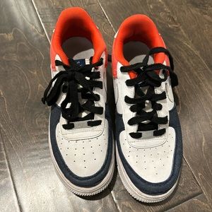 Cute nike shoes size 7y missing laces